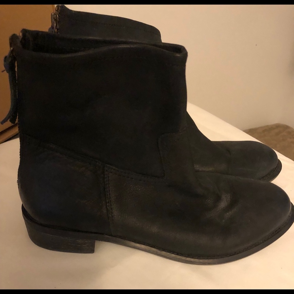 VGUC Ladies GAP, Black Leather Booties, Size 7.